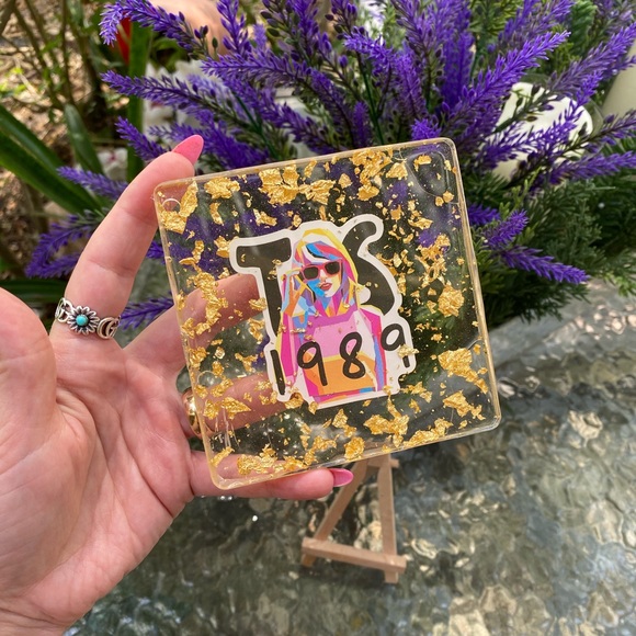 Taylor Swift 1989 Cartoon with Gold Flakes Resin Display Art & Mini Easel - Picture 9 of 17
